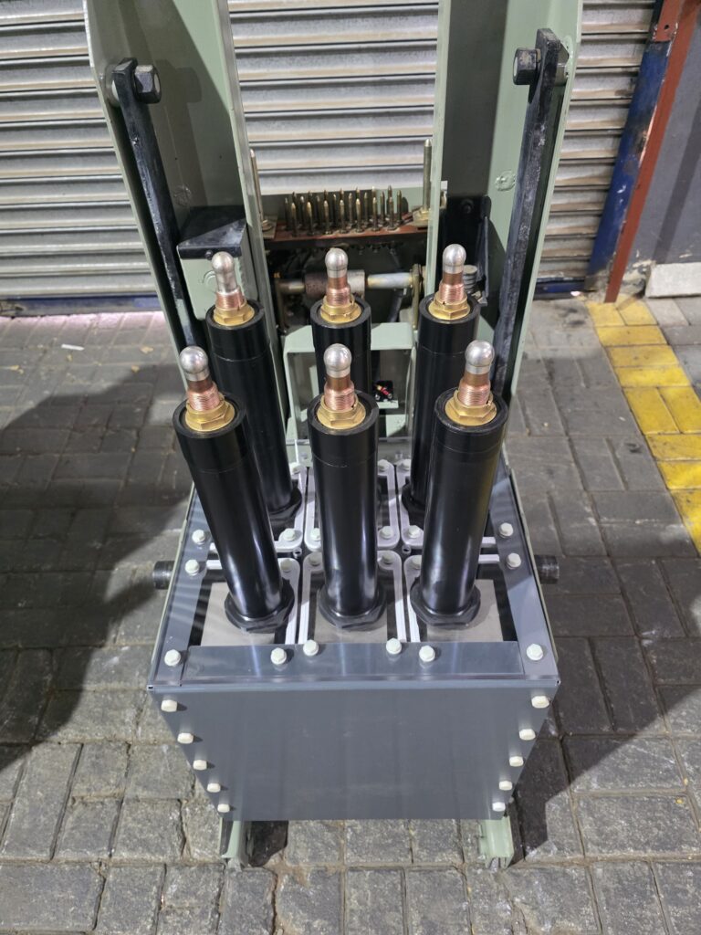 Oil circuit breaker after refurbishment and retrofitting
